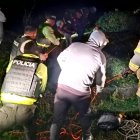 Bomberos y policías trabajaron varias horas para recuperar los cuerpos en la quebrada El Diviso.
