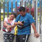 La madre y el hermano de la víctima llegaron al Laboratorio de Criminalística.