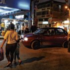 Moradores de la Primavera 1 sortean huecos, oscuridad y carros para cruzar.
