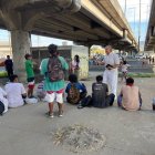 En uno de los puentes de La Perimentral al norte de Guayaquil, el pastor Jhon Constante hablando de la Palabra de Dios.