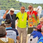 Roberto Gilbert premiando a Cristóbal Toledo (3.º) y Felipe Trujillo (1.º) en Senior Production Optics.
jerson ruiz