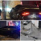 El vehículo negro se chocó contra un inmueble.