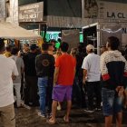 Vecinos y familiares de las víctimas acudieron al lugar de la masacre para conocer qué había ocurrido.