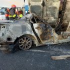 El vehículo pequeño quedo incrustado contra el camión, estaba completamente incinerado.