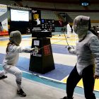 Madre e hija disfrutan de los entrenamientos y de las competencias de esgrima.