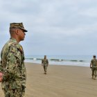 Integrantes de la Armada de Ecuador vigilan la playa El Murciélago este miércoles, en Manta (Ecuador). Habitantes y turistas de algunas islas fueron evacuados de forma preventiva ante la alerta de tsunami emitida tras el terremoto de magnitud 8,8 registrado el martes en la península rusa de Kamchatka.