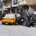 El taxi en el que iban los implicados fue abandonado en el lugar, luego de una falla mecánica. En el sitio se recabaron 26 indicios balísticos.