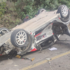 Así quedó el vehículo que participaba en la Vuelta Automovilística después de estrellarse contra los aficionados