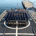 Fotografía cedida por la Guardia Costera de Estados Unidos que muestra a la tripulación del escampavía Tahoma formando junto a la droga incautada este martes, en Port Everglades (EE.UU.). (EFE)