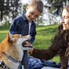 Especialistas aconsejan que los niños con mascota deben seguir una rutina que incluya descanso, juego, comida y socialización.