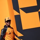 El piloto de McLaren Lando Norris camino al paddock en el circuito de Hungaroring, en Hungría.