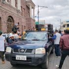 El detenido fue entregado a las autoridades, en la esquina donde se registró incidente, después de recorrer las calles de Salcedo.