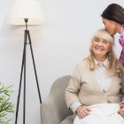 Los adultos mayores necesitan comprensión por parte de sus familiares más jóvenes.