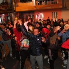 Los pobladores lanzan naranjas a los asistentes a la procesión, cuidando que nadie salga herido.