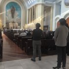 El féretro del empresario fue recibido en la Catedral de Ambato por un grupo de familiares y amigos.