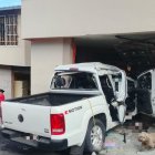 Una camioneta se estrelló contra el portón de una casa en San Bartolo.