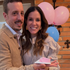 Carolina Sánchez con su esposo en la revelación de sexo de su bebé