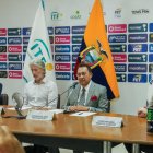 Entrenador y autoridades del tenis local en el anuncio oficial del selectivo.