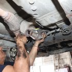 El convertidor catalítico está ubicado en el sistema de escape del automóvil.