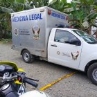 La víctima quedó tendida en la calzada junto a la motocicleta en la que viajaban.