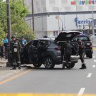 El vehículo de la víctima quedó estrellado con un poste de alumbrado público.