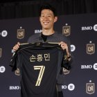 El astro surcoreano del fútbol, Son Heung-min, muestra su nueva camiseta durante la bienvenida del Los Angeles Football Club (LAFC).