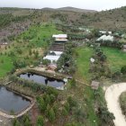 Infraestructura auxiliar en un campo abierto destinada a actividades de minería legal, bajo regulación ambiental en zonas sensibles.