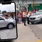La mujer, en primera instancia, se colgó de la carrocería y luego golpeó fuertemente el parabrisas.