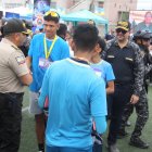 El Ministro Jhon Reimberg junto a autoridades policiales premiaron a los chicos en las competiciones