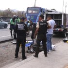 La motocicleta de la víctima quedó destrozada por el accidente.