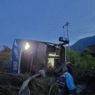 Restos del bus de la cooperativa San Juan tras el fatal accidente en el sector Alungoto n la vía a Balsapamba en la provincia de Bolívar.