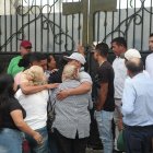 Familiares acuden a la morgue de Daule tras la masacre en Santa Lucía.