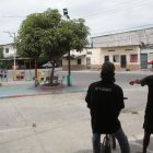 Personas señalan donde hubo un ataque armado en la isla Trinitaria.