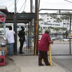 Familiares de las pacientes esperaban en la puerta del hospital información de sus parientes.