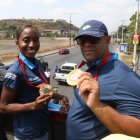 Kiara y Bernardo Valdés posan con las dos preseas ganadas en los Juegos de París 2024.