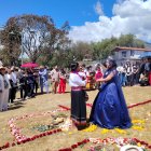 La celebración de los 15 años empezó con el ritual de florecimiento.