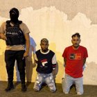 Los sujetos detenidos habrían extorsionado a más de 15 locales.