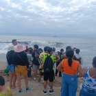 Familiares y amigos del turista Galo Martínez esperan noticias del rescate en la playa de Las Palmas.