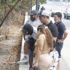 Personas que transitaban por el lugar se acercaron para observar.