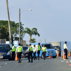 Agentes de tránsito realizando controles a los automotores.