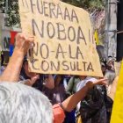 Simpatizantes y opositores de Daniel Noboa se encontraron en las marchas de este 12 de agosto en Quito.