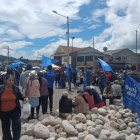 Los bloqueos impiden el ingreso y salida de vehículos de Cuenca.