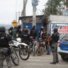En la avenida Casuarina, agentes policiales realizaron un operativo de control este martes.