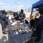 La Armada del Ecuador incautó más de 2.500 municiones y armas artesanales durante el operativo contra el crimen organizado en la isla Puná, golfo de Guayaquil.