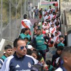 Las escaleras que dan acceso a la cancha de la Liga Barrial San Sebastián.
