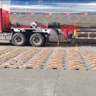 La droga y el conductor detenido fueron llevados a las instalaciones de la Policía Anticarcóticos.