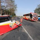 La unidad de transporte quedó partida tras impactarse con un vehículo de carga en la vía Nobol - Daule.