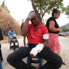 Javier Pavón, en los exteriores del Hospital de Los Ceibos, indignado por la poca atención que recibió en el IESS.