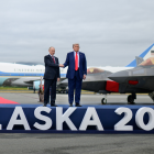Donald Trump y Vladímir Putin se saludan en Alaska antes de iniciar su reunión en vivo por la paz en Ucrania y acuerdos de defensa.