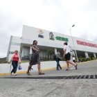 Afiliados en el hospital del IESS de Los Ceibos reclaman que faltan camas en emergencias.